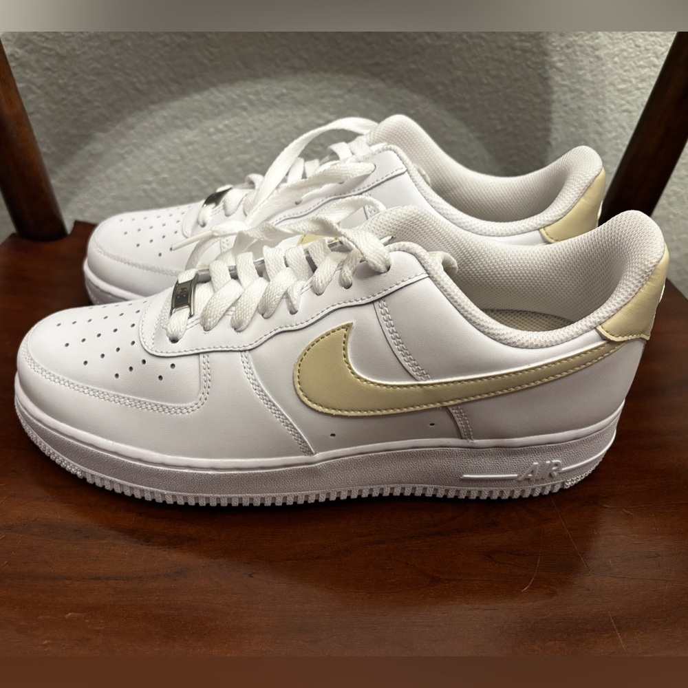 Nike Air Force 1 '07 Shoes White Khaki FJ4146-111 Mens Size 9 Womens Size 10.5